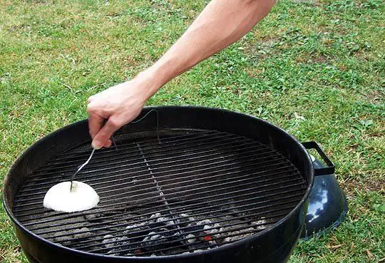 cleaning grill with onion