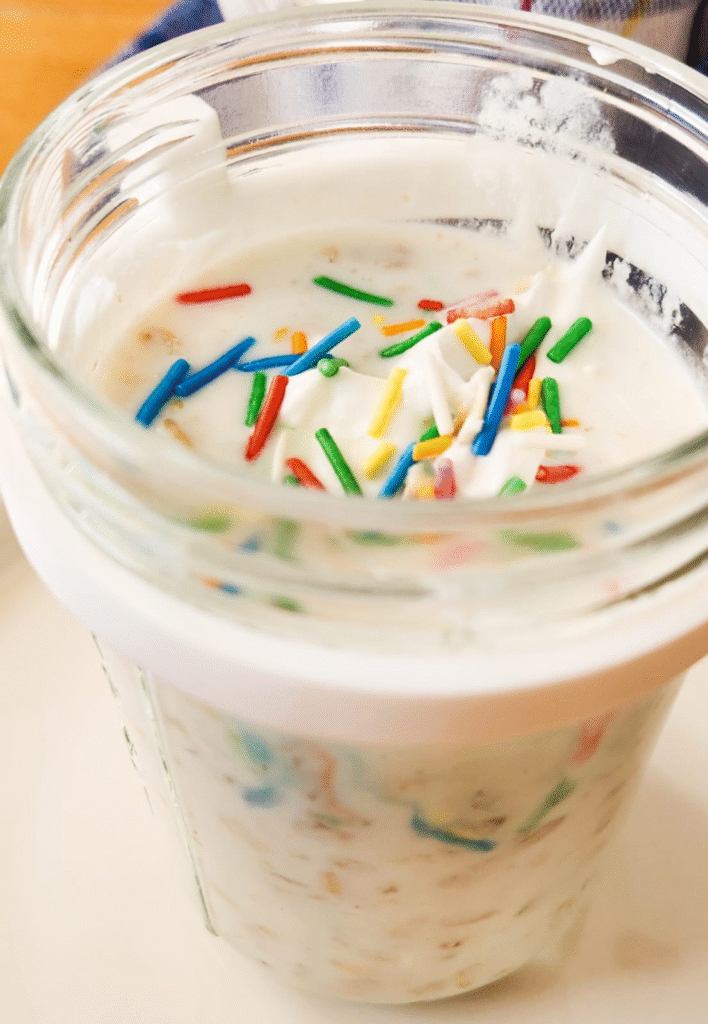 (Birthday Cake Overnight Oats)